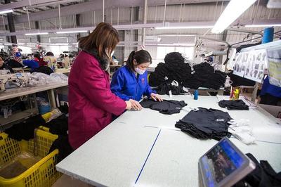 大姐組建5個班組,工人月工資可達(dá)6000元:臨時變身口罩工